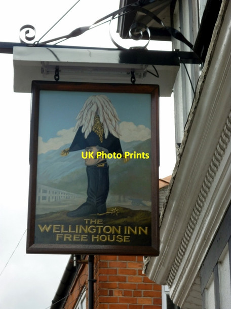 Photo 6"x4" The Wellington Inn on Russell Street, Hull Kingston upon Hull c2011