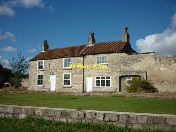 Photo 6"x4" Old farm buildings on the High Street Tadcaster c2011