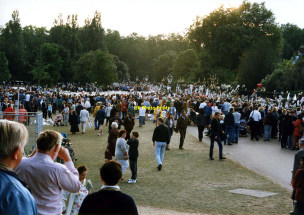 Photo 6"x4" Crowds outside Kensington Palace in Kensington Gardens Kensington\/TQ2579 c1997