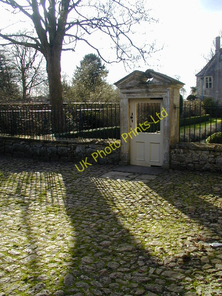 Photo 6"x4" Avebury Manor gate Avebury Trusloe c2004