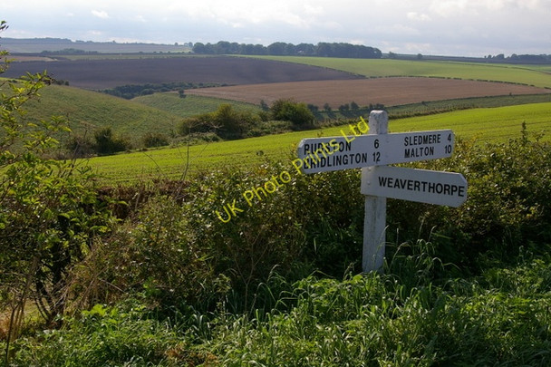 Photo 6"x4" Road Junction and Crake Dale Langtoft\/TA0166 c2006