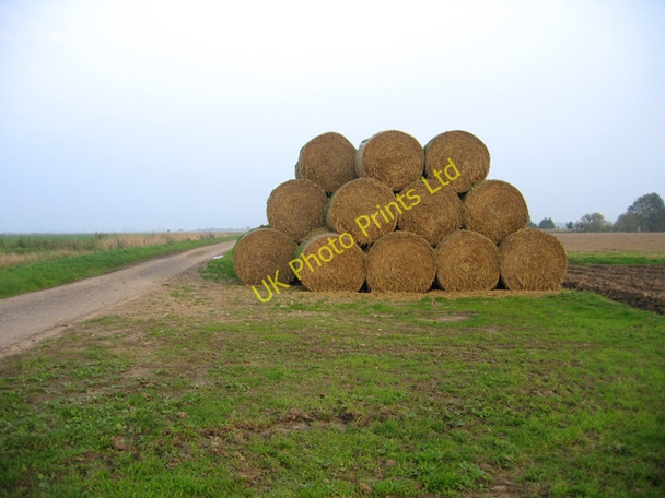 Photo 6"x4" 85 round straw bales beside North Drove, Bicker Fen, Lincs Bicker Gauntlet c2006