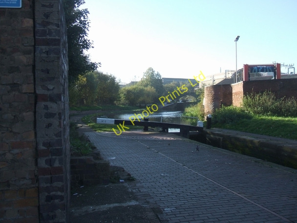 Photo 6"x4" Birmingham Canal Wolverhampton c2006