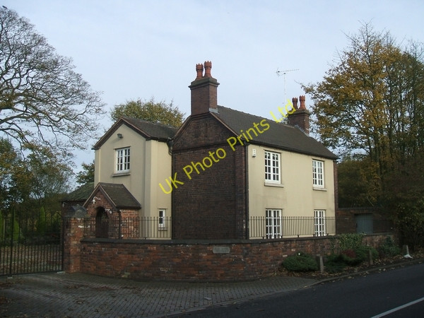 Photo 6"x4" Blue Brick Cottage Essington c2006