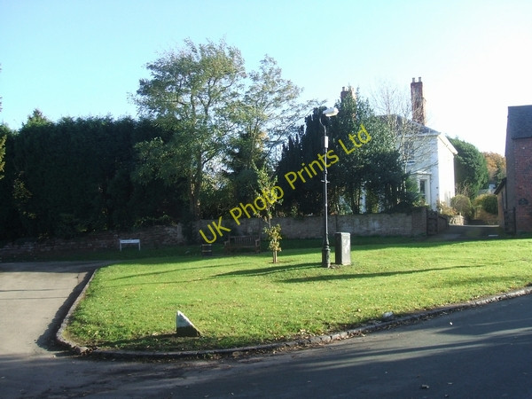 Photo 6"x4" The Village Green, Lower Penn Lower Penn c2006