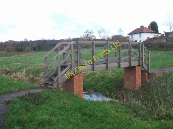Photo 6"x4" Up and Over the Merryhill Brook Ounsdale c2006