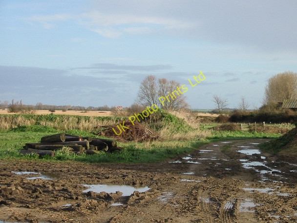 Photo 6"x4" Continuation of farm track to Newborns Farm from Undertrees Farm. Grove\/TR2361 c2007