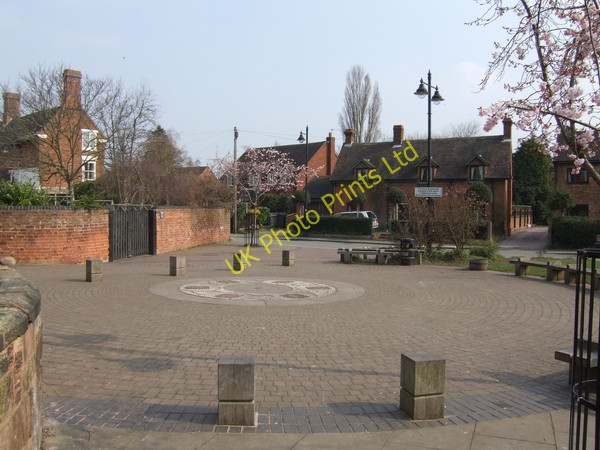 Photo 6"x4" The village green Wheaton Aston c2007