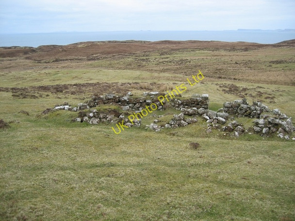 Photo 6"x4" Ruins on Waternish Point Creag an Fhithich\/NG2466 c2007