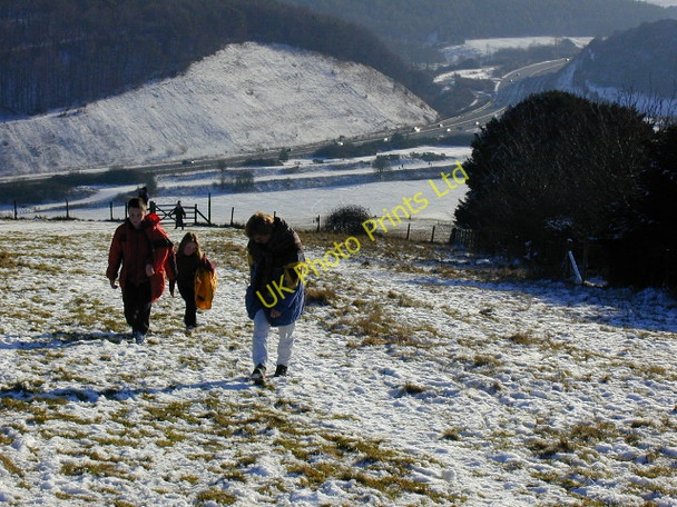 Photo 6"x4" Climbing Butser Hill winter Buriton c2000