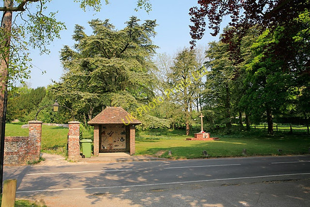Photo 6"x4" Bus shelter and War Memorial, Sparsholt Sparsholt\/SU4331 c2007
