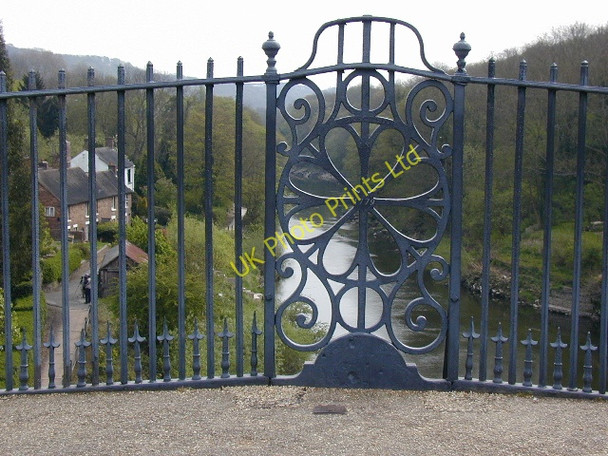 Photo 6"x4" On the iron bridge Ironbridge with view downstream Ironbridge c2007