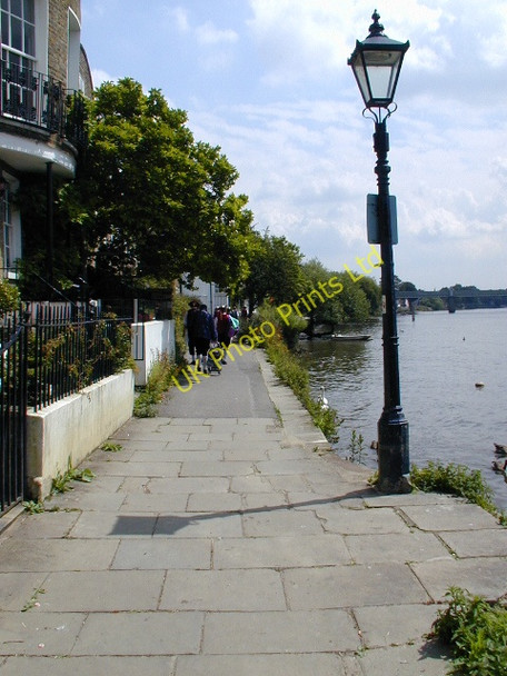 Photo 6"x4" Strand on the Green Brentford c2002