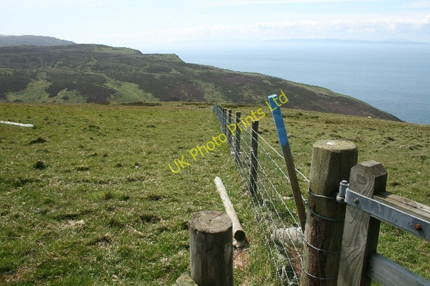 Photo 6"x4" Fence and Waymarker on Leac a Chreachainn. D\u00f9n B\u00e0n\/NR5914 c2007