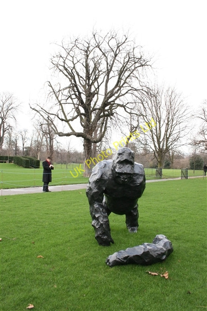 Photo 6"x4" Gorilla statue, Serpentine Gallery Paddington\/TQ2681 c2007