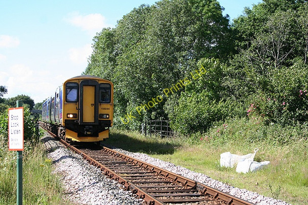 Photo 6"x4" Tawstock: train on the Tarka Line Chapelton\/SS5726 c2007