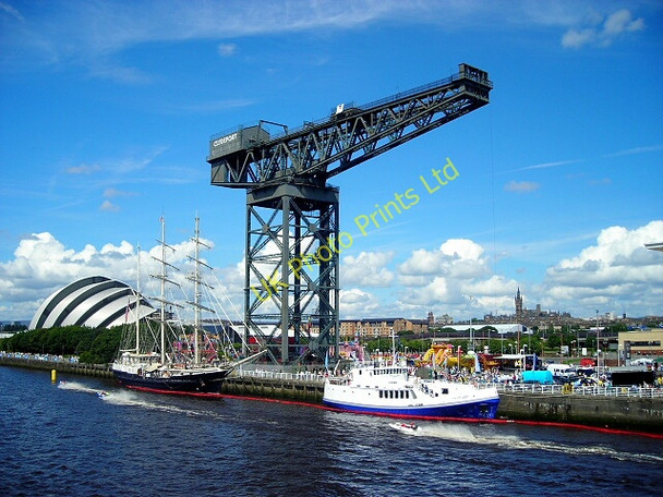 Photo 6"x4" Zapcats Race Past Finnieston Crane Glasgow c2007
