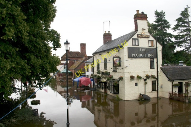 Photo 6"x4" The Plough - Flooded Upton upon Severn c2007