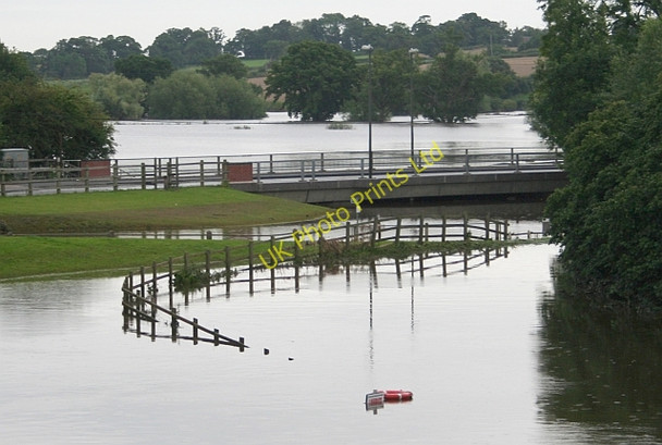 Photo 6"x4" River Severn - Life Belt Upton upon Severn c2007