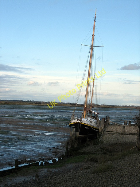 Photo 6"x4" Yacht at a small quay on Landermere Creek Thorpe-le-Soken c2007