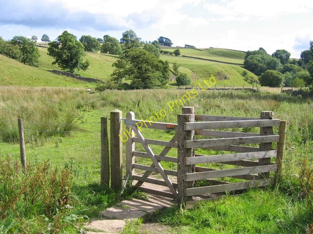 Photo 6"x4" Modern gate and the Pennine Way Malham\/SD9062 c2007