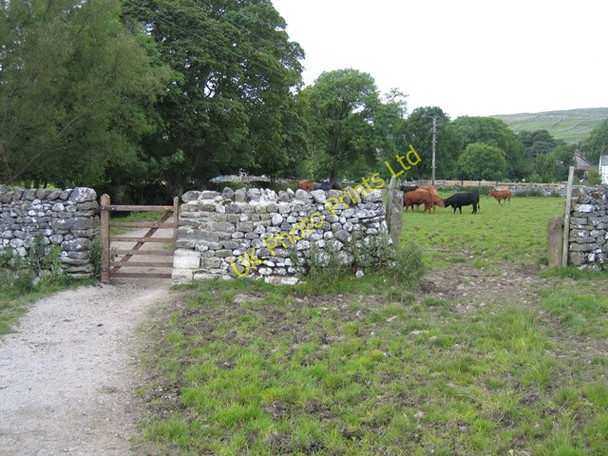 Photo 6"x4" Approaching Malham on the Pennine Way Malham\/SD9062 c2007