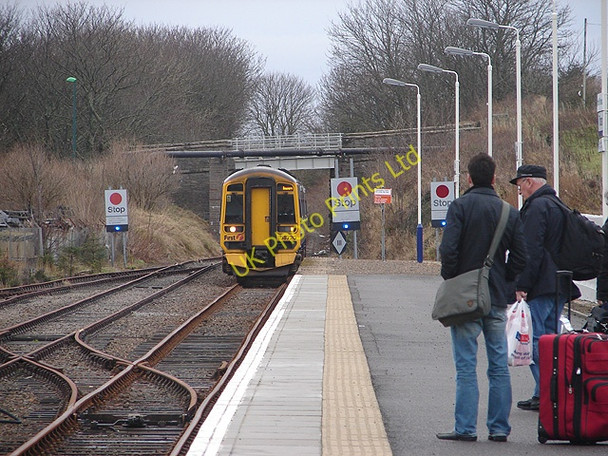 Photo 6"x4" Train approaching Thurso c2007