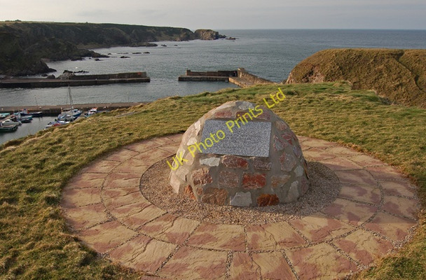 Photo 6"x4" Portknockie Harbour and memorial Portknockie c2008
