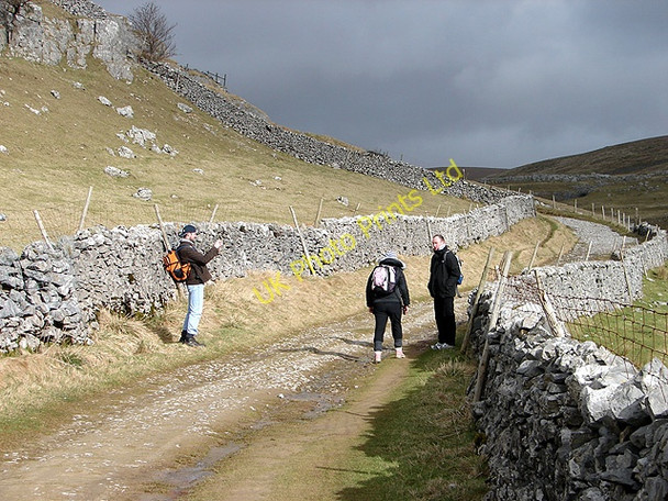 Photo 6"x4" Walking to Pen-y-ghent Brackenbottom c2008