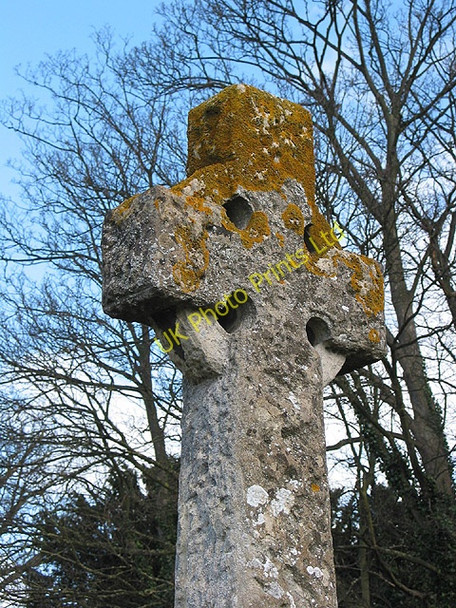 Photo 6"x4" Lichened cross of the war memorial, Apperley Apperley\/SO8628 c2008