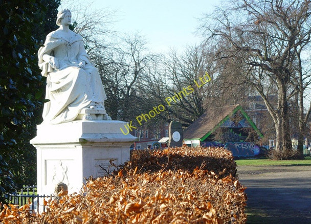 Photo 6"x4" Statue of Queen Victoria, Pearson Park, Hull Kingston upon Hull c2008