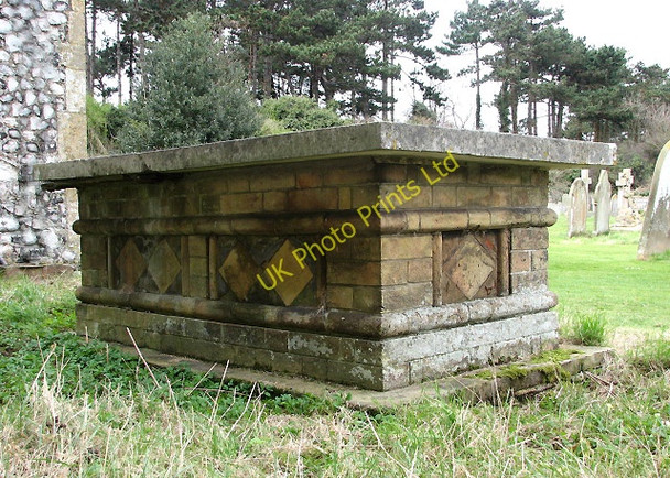 Photo 6"x4" Holy Trinity church - tomb chest Sheringham c2008
