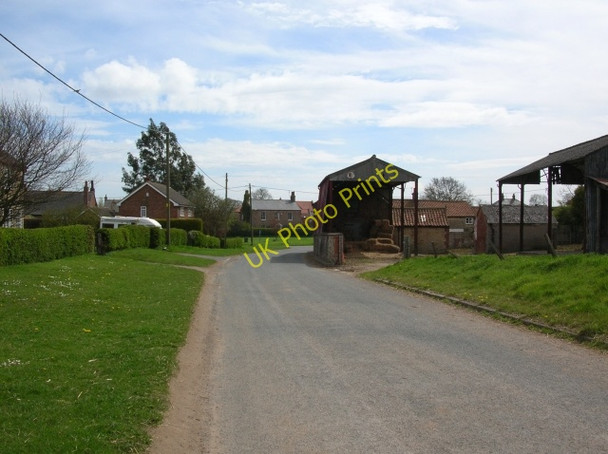 Photo 6"x4" Farm buildings at Barton Le Willows Barton-le-Willows c2008