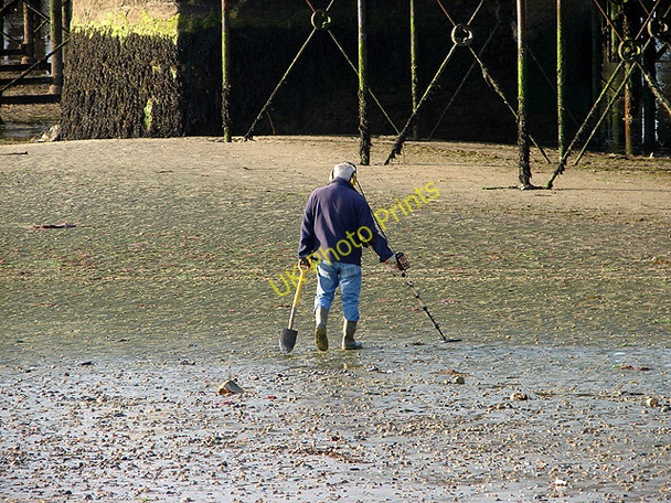 Photo 6"x4" The modern approach to beachcoming Ryde c2008