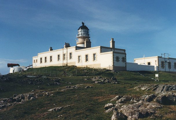 Photo 6"x4" Neist Point lighthouse Waterstein c1986