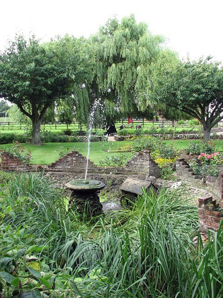 Photo 6"x4" Well-tended gardens Bawdeswell c2008