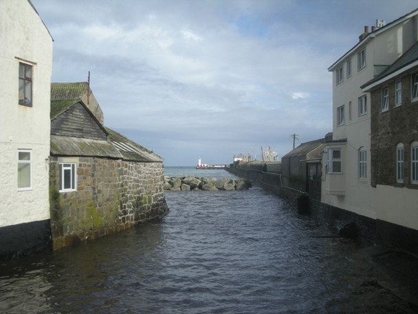 Photo 6"x4" Estuary & harbour light at Newlyn Newlyn c2008