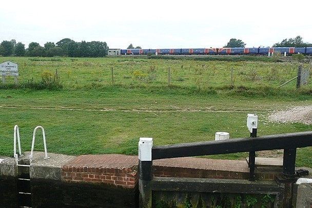 Photo 6"x4" Portsmouth direct line from St Catherine's Lock Guildford c2008