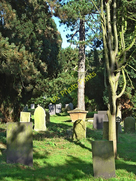 Photo 6"x4" In the churchyard Lowdham c2008