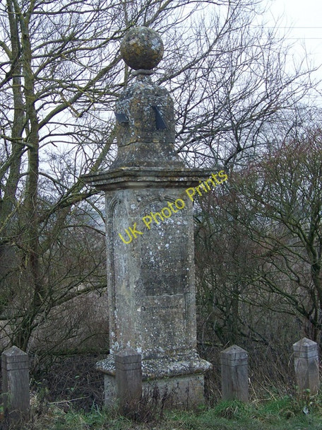 Photo 6"x4" Monument to Maud Heath Kellaways c2009