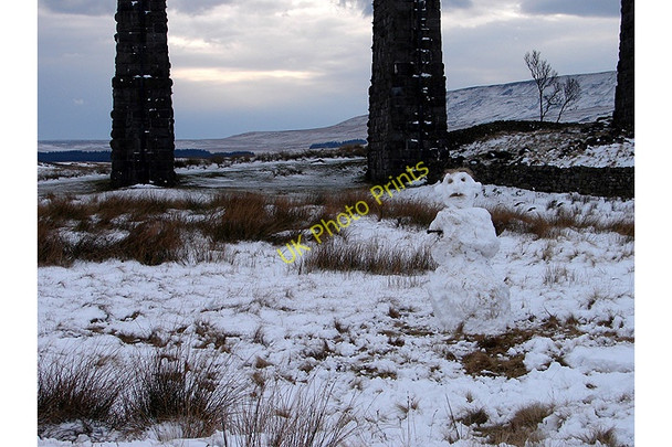 Photo 6"x4" Snowman at Ribblehead Ribble Head\/SD7779 c2009 P1
