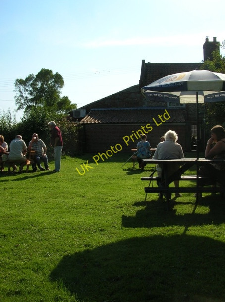 Photo 6"x4" Beer garden - Carpenters Arms Copy's Green c2007
