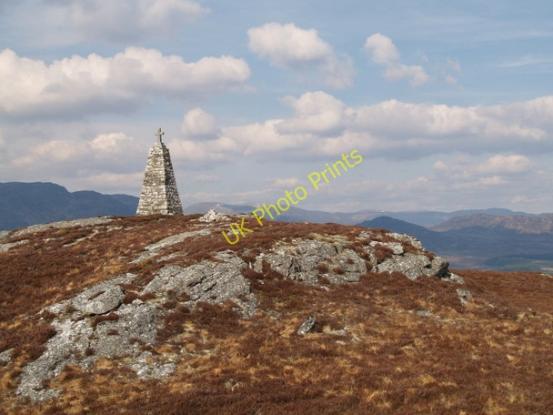 Photo 6"x4" Monument to Ewen Macpherson, Laggan Catlodge c2009
