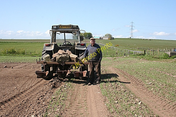 Photo 6"x4" Planting the Neeps Lethenty\/NJ8041 c2009