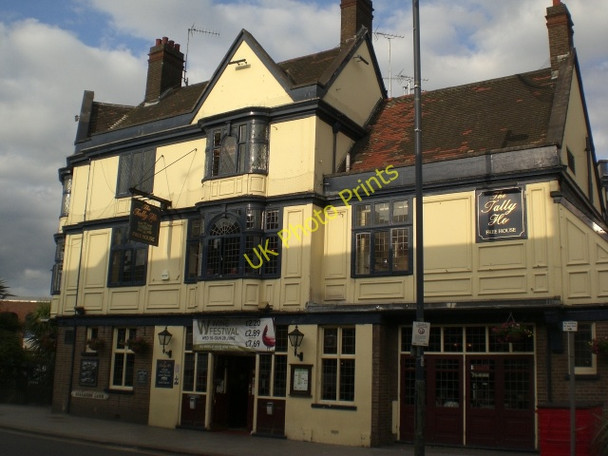Photo 6"x4" The Tally Ho, High Road N12 Friern Barnet c2009