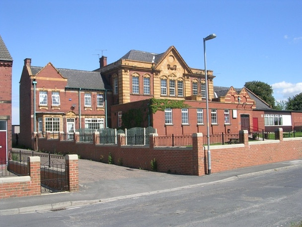 Photo 6"x4" Hemsworth Miners' Social Club - Wentworth Terrace Hemsworth\/SE4213 c2009
