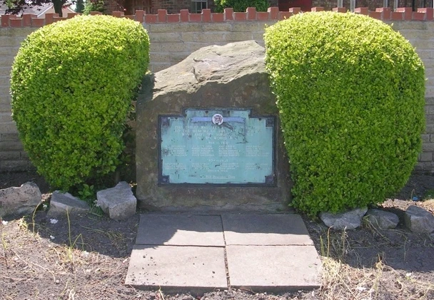 Photo 6"x4" Kinsley War Memorial - Tombridge Crescent Hemsworth\/SE4213 c2009
