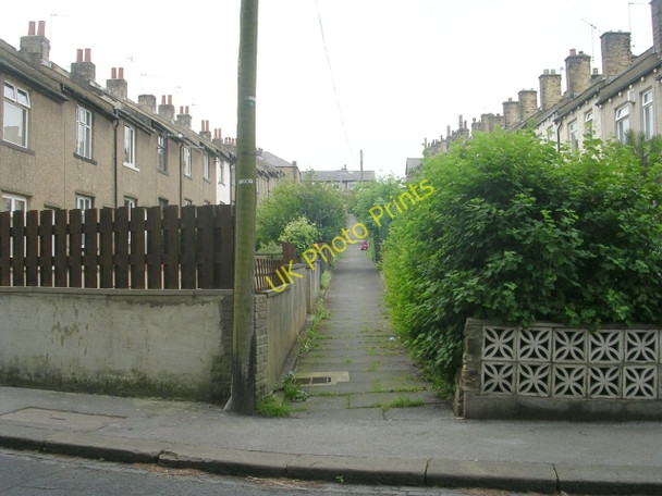 Photo 6"x4" Caister Grove - Oakfield Road Keighley c2009