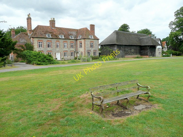 Photo 6"x4" Fine house and barn by Warborough village green Warborough c2009
