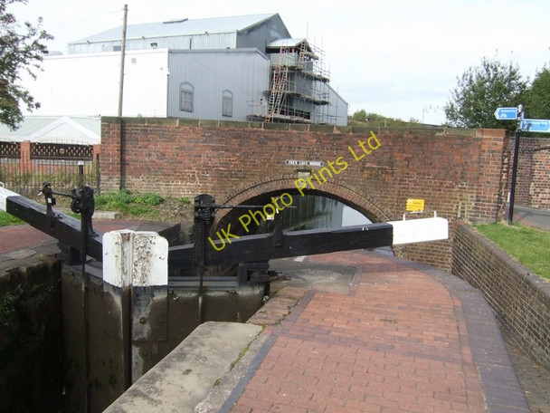 Photo 6"x4" Birmingham Canal - Wolverhampton Lock 10 and Fox's Lane Bridge Wolverhampton c2007